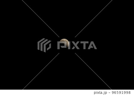 月食・満月・月光・夜空・皆既月食・半分・中間・アップ 96591998