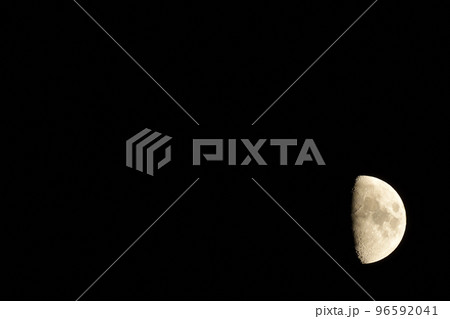 北杜市白州町、月齢7.7上弦後の月(位置:右下) 北杜市白州町、月齢7.7上弦後の月(位置:右下) 96592041