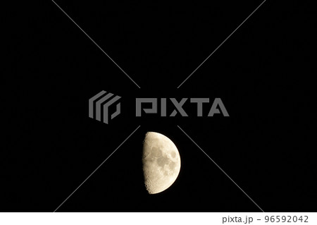 北杜市白州町、月齢7.7上弦後の月(位置:中央下) 北杜市白州町、月齢7.7上弦後の月(位置:中央下) 96592042