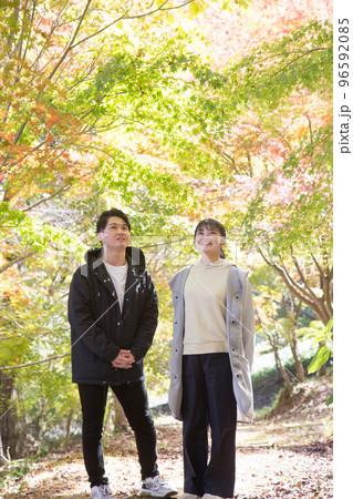 色づき始めた四季の丘公園の紅葉 96592085