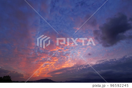 雲が赤色に朝焼けした初冬の夜明け空・超広角・空主体・221104am 雲が赤色に朝焼けした初冬の夜明け空・超広角・空主体・221104am 96592245