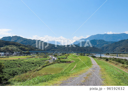 笛吹川の土手道（山梨県富士川町、市川三郷町） 96592632