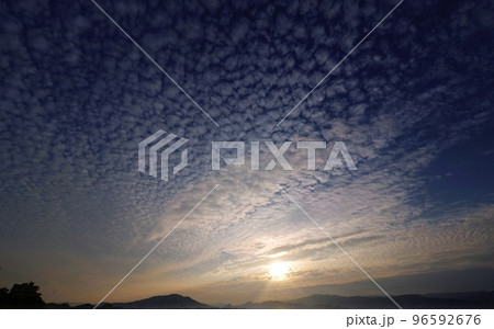 うろこ雲に覆われた初冬の朝空・超広角・空主体・221104am 96592676