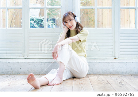 フローリングで音楽に浸る若い女性 フローリングで音楽に浸る若い女性 96592765