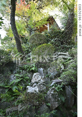 尚古荘の築山に建つ東屋 96592803