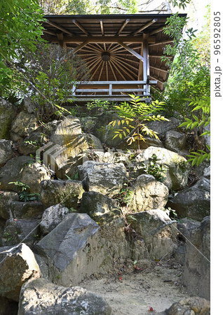 尚古荘の築山に建つ東屋 96592805