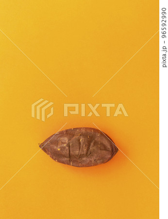 オレンジ色背景上の焼き芋 96592990