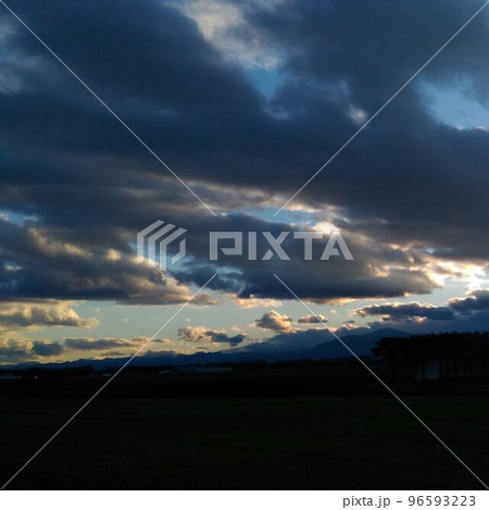 北海道芽室町の平原と夕雲 北海道芽室町の平原と夕雲 96593223