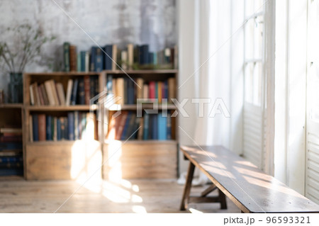 レトロな本棚があるシックな部屋 96593321