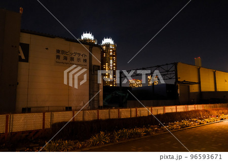 夜の東京ビッグサイト 青海展示棟 解体中(2022年2月) 夜の東京ビッグサイト 青海展示棟 解体中(2022年2月) 96593671