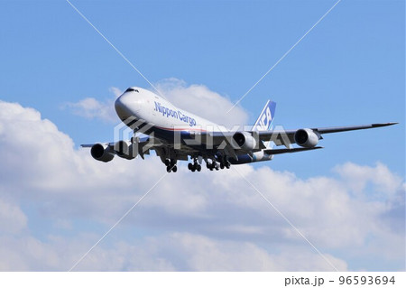成田空港に着陸する航空機 96593694