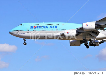 成田空港に着陸する航空機 成田空港に着陸する航空機 96593701
