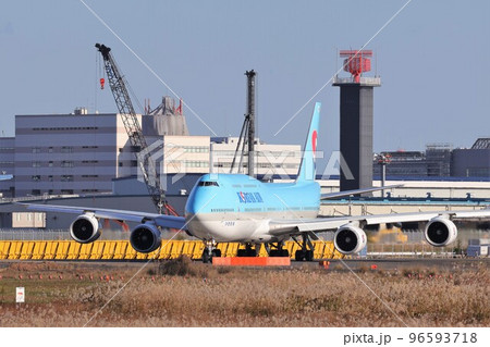 離陸体制に入る航空機 離陸体制に入る航空機 96593718