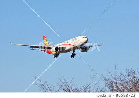 成田空港に着陸する航空機 成田空港に着陸する航空機 96593722