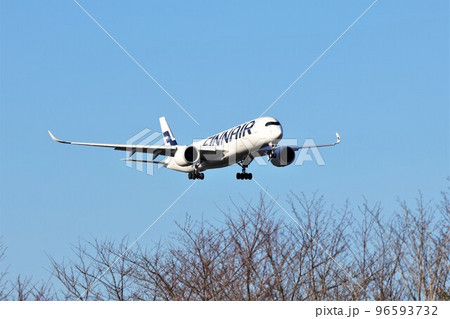 成田空港に着陸する航空機 96593732