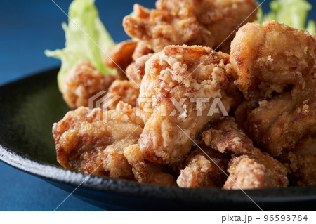 皿に盛り付けた鶏の唐揚げ 96593784