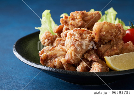 皿に盛り付けた鶏の唐揚げ 96593785