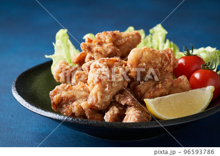 皿に盛り付けた鶏の唐揚げ 皿に盛り付けた鶏の唐揚げ 96593786