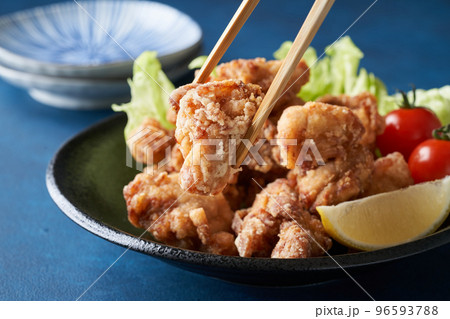 皿に盛り付けた鶏の唐揚げ 96593788