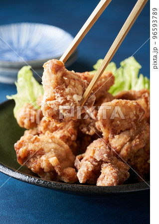 皿に盛り付けた鶏の唐揚げ 皿に盛り付けた鶏の唐揚げ 96593789