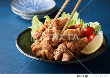 皿に盛り付けた鶏の唐揚げ 96593790