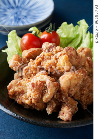 皿に盛り付けた鶏の唐揚げ 皿に盛り付けた鶏の唐揚げ 96593793