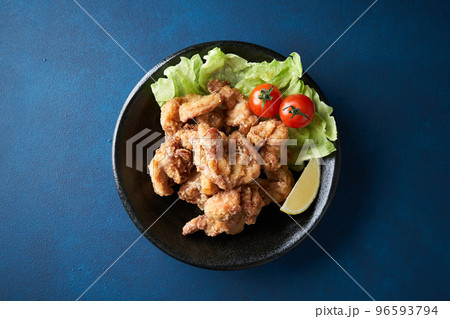 皿に盛り付けた鶏の唐揚げ 96593794