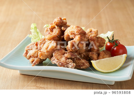 皿に盛り付けた鶏の唐揚げ 96593808