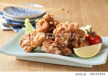 皿に盛り付けた鶏の唐揚げ 皿に盛り付けた鶏の唐揚げ 96593809