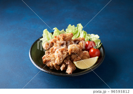 皿に盛り付けた鶏の唐揚げ 96593812