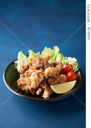 皿に盛り付けた鶏の唐揚げ 96593813