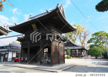 中世の商都 備前福岡の寺 妙興寺の仁王門と本堂 岡山県瀬戸内市長船町 中世の商都 備前福岡の寺 妙興寺の仁王門と本堂 岡山県瀬戸内市長船町 96593956