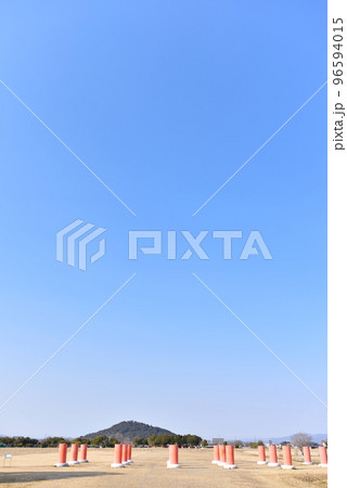 雲一つない快晴の藤原京跡 雲一つない快晴の藤原京跡 96594015
