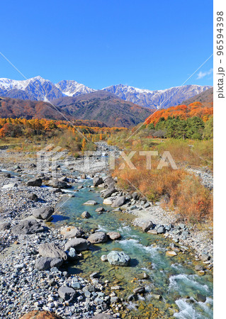 信州白馬　白馬大橋から望む秋の白馬三山 96594398