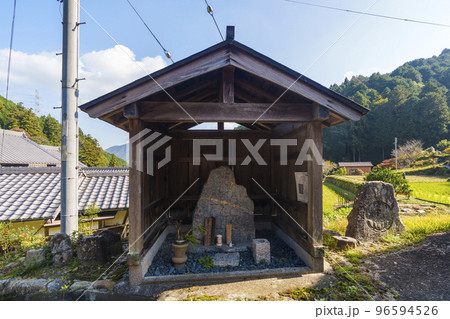 十三仏碑（大阪府河内長野市流谷） 96594526