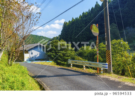 大阪府河内長野市天見　流谷地区　カーブミラーと山道 96594533