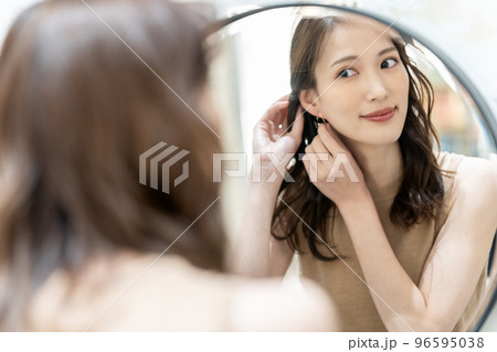 ピアスを付ける女性 96595038