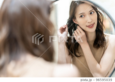 ピアスを付ける女性 ピアスを付ける女性 96595039