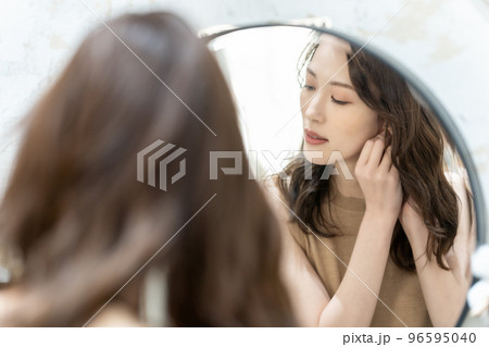 ピアスを付ける女性 96595040