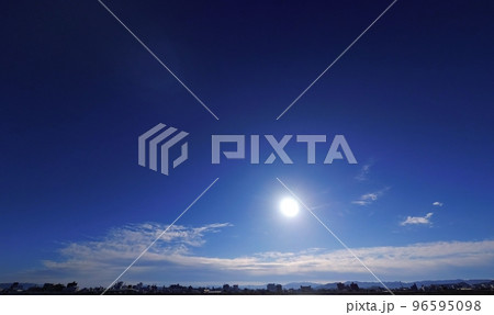 多様な雲が現れた初冬の朝空・超広角・空主体・221107am 96595098