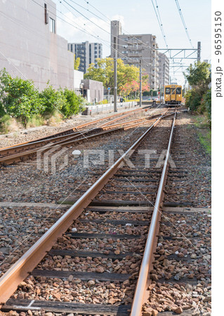 宇部新川駅近くの踏切 96595150