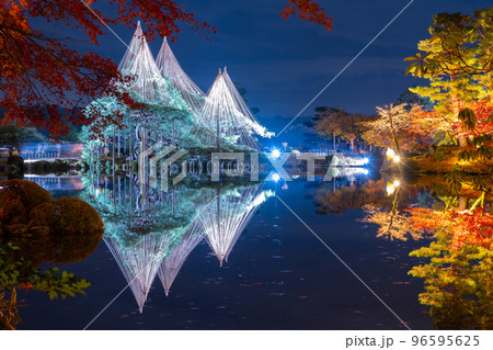 晩秋の紅葉と冬の風物詩雪吊りが兼六園の霞ヶ池に美しく反射する夜景|石川県金沢市 晩秋の紅葉と冬の風物詩雪吊りが兼六園の霞ヶ池に美しく反射する夜景|石川県金沢市 96595625