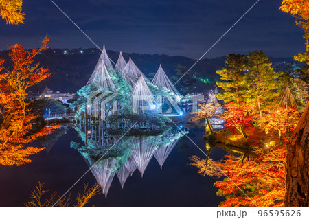 晩秋の紅葉と冬の風物詩雪吊りが兼六園の霞ヶ池に美しく反射する夜景|石川県金沢市 晩秋の紅葉と冬の風物詩雪吊りが兼六園の霞ヶ池に美しく反射する夜景|石川県金沢市 96595626