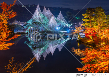 晩秋の紅葉と冬の風物詩雪吊りが兼六園の霞ヶ池に美しく反射する夜景|石川県金沢市 晩秋の紅葉と冬の風物詩雪吊りが兼六園の霞ヶ池に美しく反射する夜景|石川県金沢市 96595627