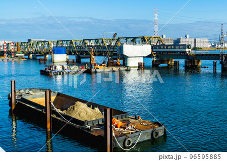 大阪市此花区の淀川にかかる阪神なんば線の淀川橋梁と新橋建設中 大阪市此花区の淀川にかかる阪神なんば線の淀川橋梁と新橋建設中 96595885