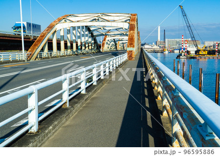 大阪市此花区の淀川にかかる伝法大橋 96595886