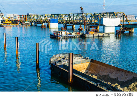 大阪市此花区の淀川にかかる阪神なんば線の淀川橋梁と新橋建設中 大阪市此花区の淀川にかかる阪神なんば線の淀川橋梁と新橋建設中 96595889