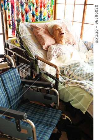 介護ベッドに横たわる認知症の高齢女性 介護ベッドに横たわる認知症の高齢女性 96596020