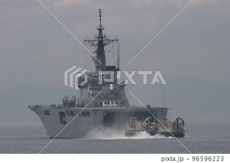 海上自衛隊の輸送艦「しもきた」から発進するLCAC（大幅トリミング） 96596223