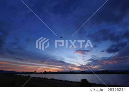多様な雲が朝焼けした初冬の夜明け空・超広角・空主体・221113am 96596254